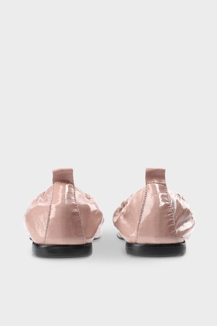 Schuhe Copenhagen Sudios CPH884 soft pink rosa. Ballerinas aus weichem Glattleder mit shiny Finish und einer schlanken, eleganten Slip-On-Silhouette. Elastische Einsätze an den Seiten und eine dezente Zugschlaufe sorgen für angenehmen Komfort. Die leicht eckig zulaufende Zehenpartie sowie die flache Sohle mit einem leichten Blockabsatz. 