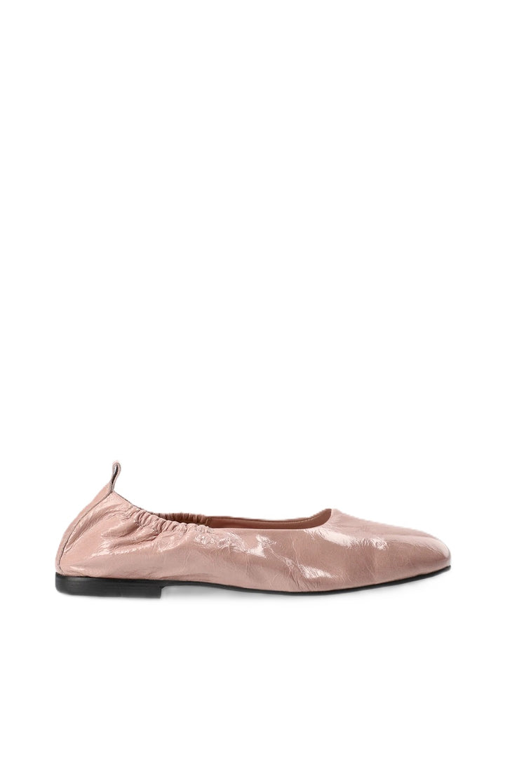 Schuhe Copenhagen Sudios CPH884 soft pink rosa. Ballerinas aus weichem Glattleder mit shiny Finish und einer schlanken, eleganten Slip-On-Silhouette. Elastische Einsätze an den Seiten und eine dezente Zugschlaufe sorgen für angenehmen Komfort. Die leicht eckig zulaufende Zehenpartie sowie die flache Sohle mit einem leichten Blockabsatz. 