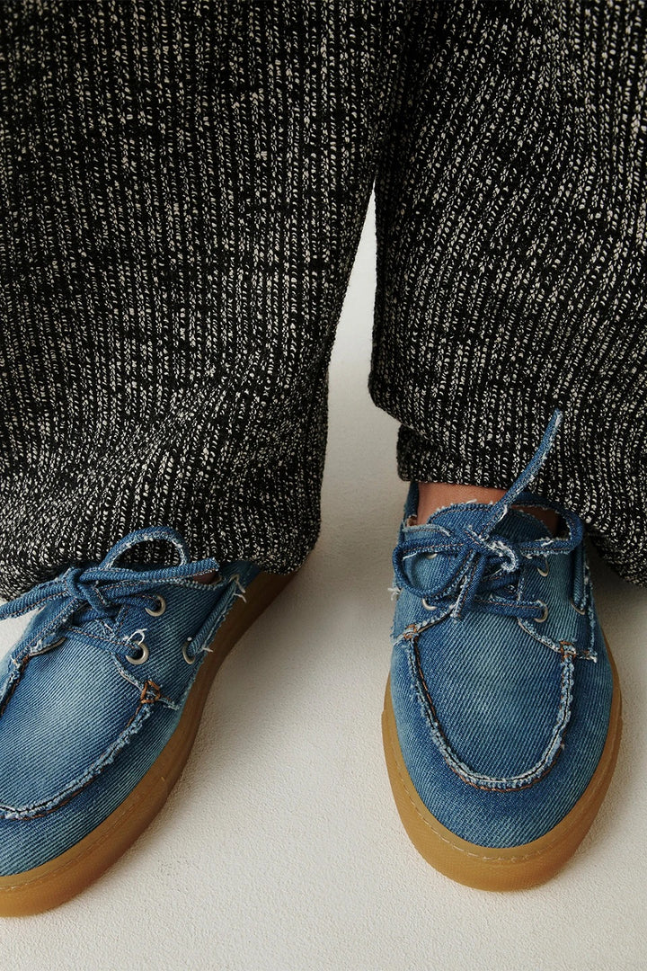 Copenhagen Studios CPH160 ist ein Segelschuhe aus Denim und entspannter Silhouette mit Schnürung in blau denim