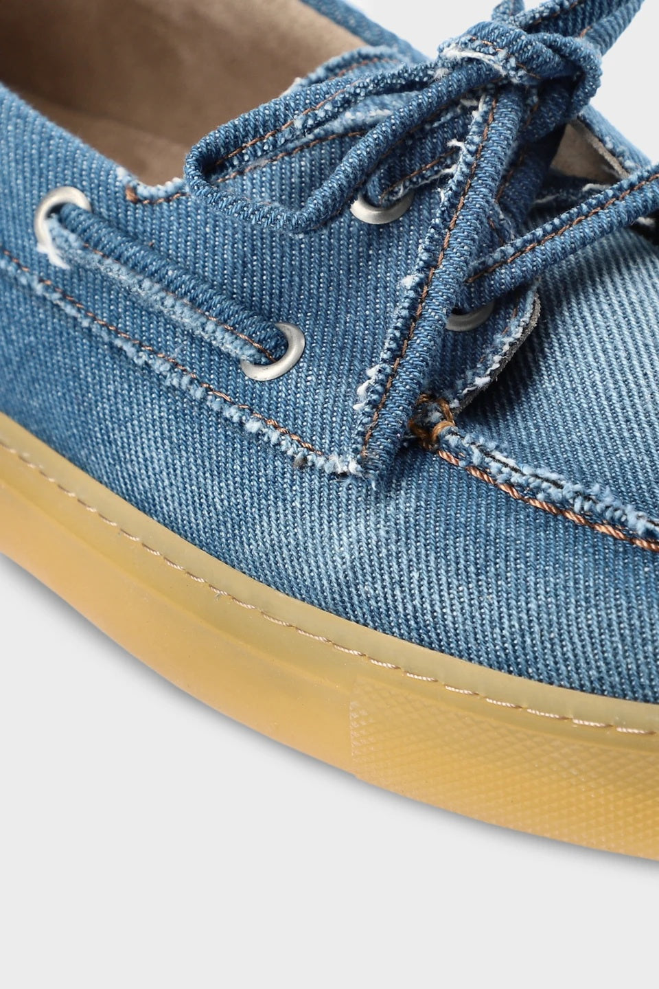 Copenhagen Studios CPH160 ist ein Segelschuhe aus Denim und entspannter Silhouette mit Schnürung in blau denim