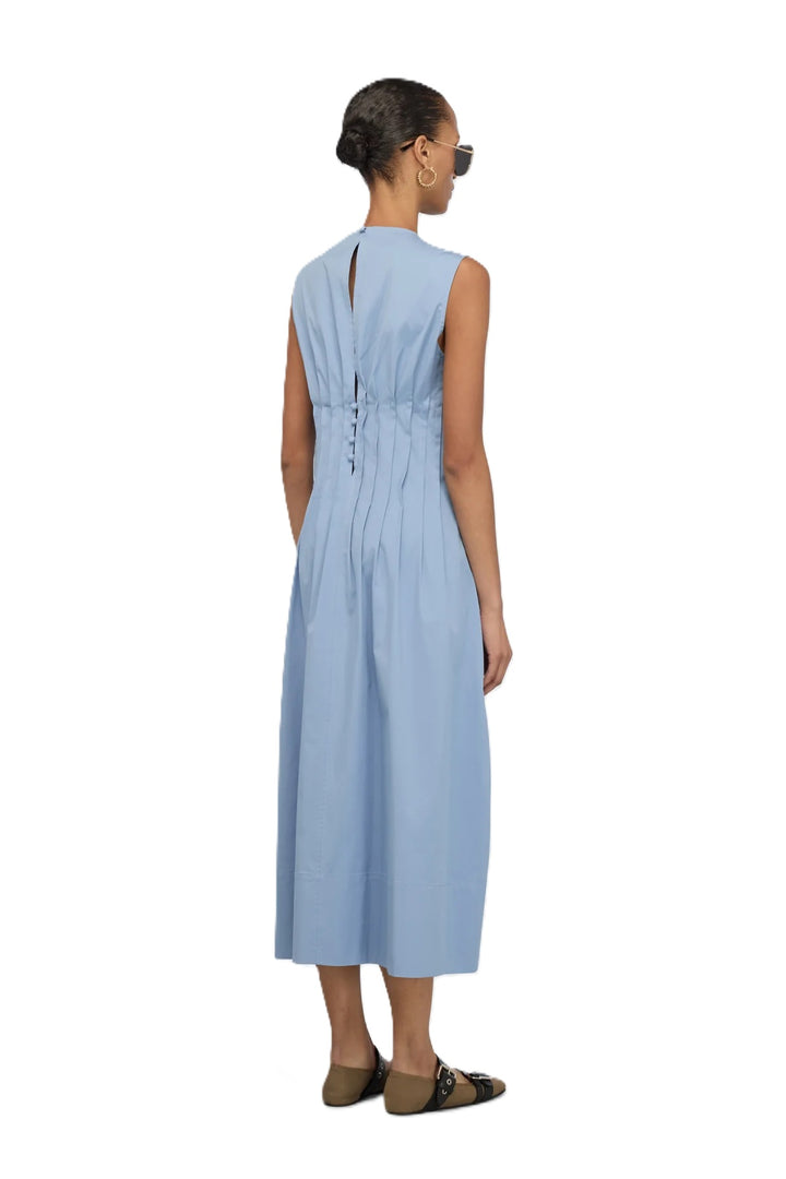 Kleid Semicouture ABITO MAYTE in hellblau. Super schönes Sommerkleid ohne Ärmel. Das Kleid hat einen Rundhalsausschnitt und ist mittellang geschnitten. Es besteht aus Baumwolle und hat einen tollen Griff. Das Kleid hat feine figurbetonte Raffungen auf der Vorder-und Rückseite. Dies betont die Taille und schmeichelt der Figur. Ein Knopf auf der Rückseite zum Schließen und mehrere Zierknöpfe. Das Kleid hat seitliche Eingriffstaschen. 
