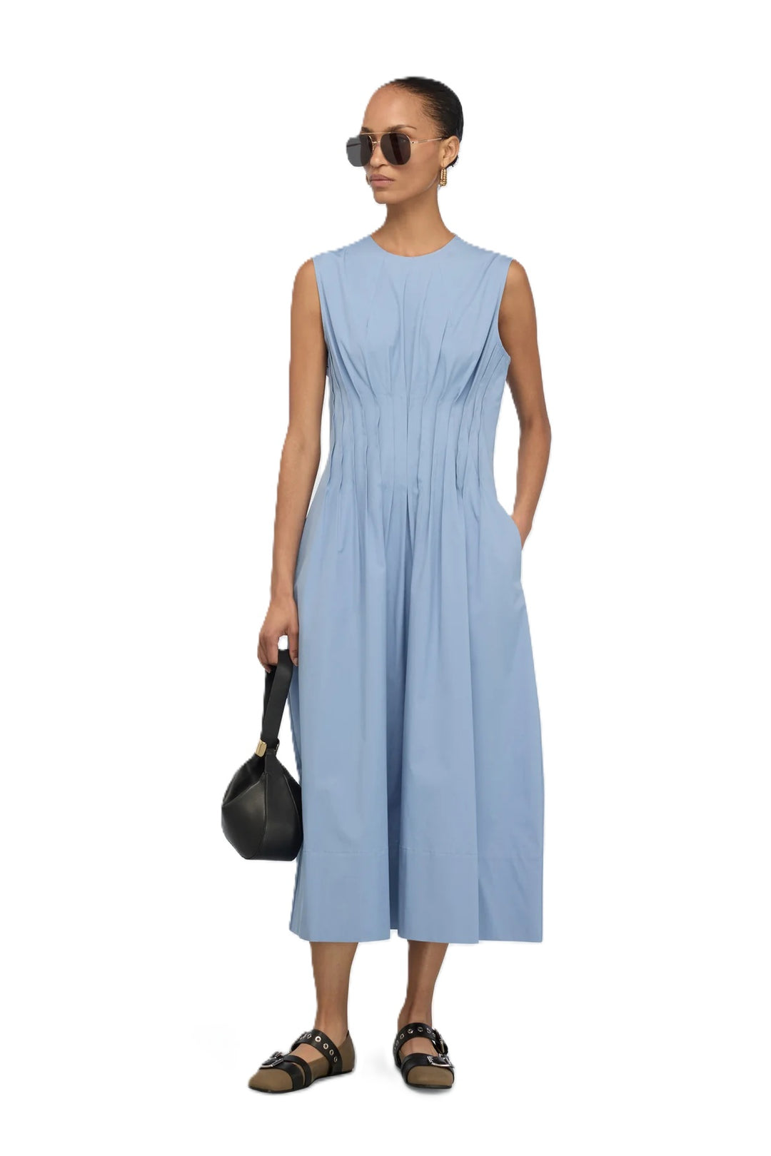 Kleid Semicouture ABITO MAYTE in hellblau. Super schönes Sommerkleid ohne Ärmel. Das Kleid hat einen Rundhalsausschnitt und ist mittellang geschnitten. Es besteht aus Baumwolle und hat einen tollen Griff. Das Kleid hat feine figurbetonte Raffungen auf der Vorder-und Rückseite. Dies betont die Taille und schmeichelt der Figur. Ein Knopf auf der Rückseite zum Schließen und mehrere Zierknöpfe. Das Kleid hat seitliche Eingriffstaschen. 