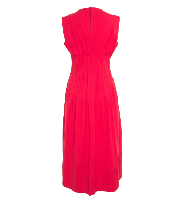 Kleid Semicouture ABITO MAYTE in rot. Super schönes Sommerkleid ohne Ärmel. Das Kleid hat einen Rundhalsausschnitt und ist mittellang geschnitten. Es besteht aus Baumwolle und hat einen tollen Griff. Das Kleid hat feine figurbetonte Raffungen auf der Vorder-und Rückseite. Dies betont die Taille und schmeichelt der Figur. Ein Knopf auf der Rückseite zum Schließen und mehrere Zierknöpfe. Das Kleid hat seitliche Eingriffstaschen. 