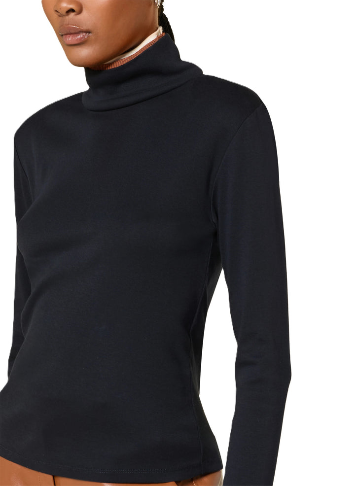 Shirt Dorothee Schumacher COLORFUL FAVORITES shirt in blau. Dieses Shirt ist ein besonders Basic. Es ist schmal und anliegend geschnitten aus einer schönen Jerseyqualität. Es hat einen Rollkragen, welcher zweifarbig designed ist.