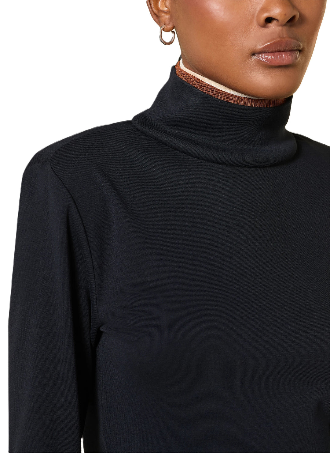 Shirt Dorothee Schumacher COLORFUL FAVORITES shirt in blau. Dieses Shirt ist ein besonders Basic. Es ist schmal und anliegend geschnitten aus einer schönen Jerseyqualität. Es hat einen Rollkragen, welcher zweifarbig designed ist.