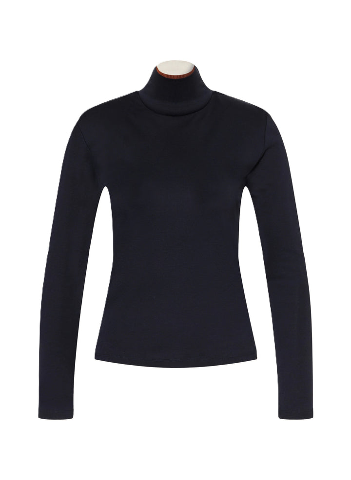 Shirt Dorothee Schumacher COLORFUL FAVORITES shirt in blau. Dieses Shirt ist ein besonders Basic. Es ist schmal und anliegend geschnitten aus einer schönen Jerseyqualität. Es hat einen Rollkragen, welcher zweifarbig designed ist.