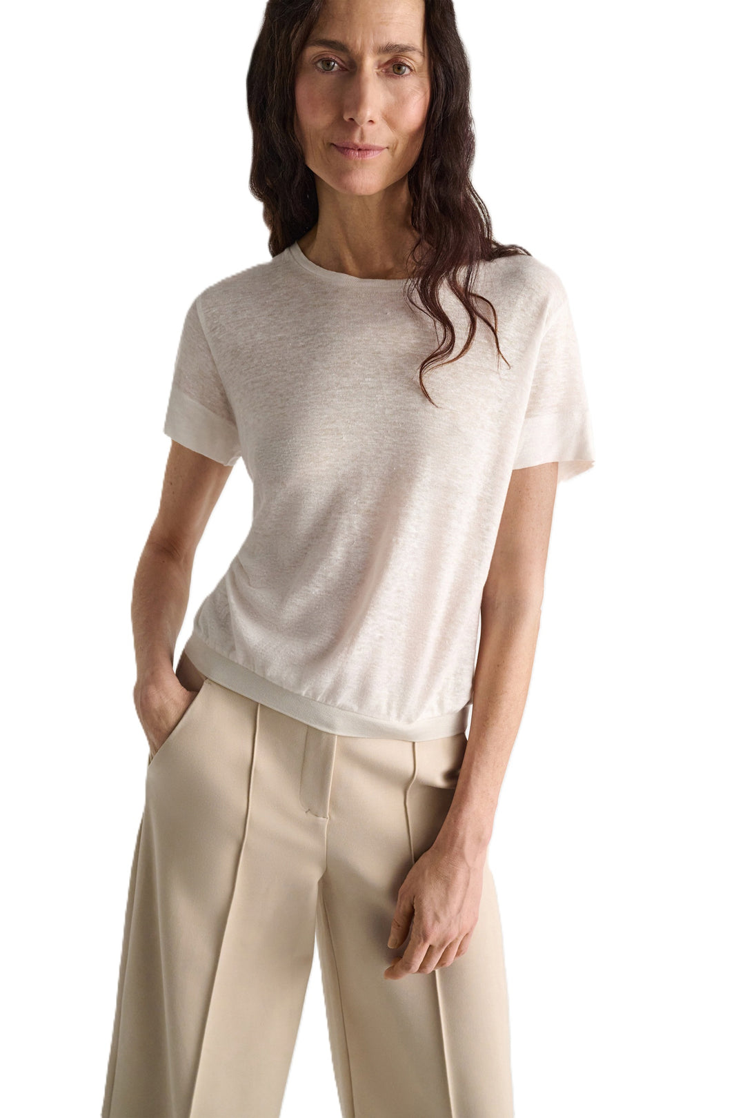Shirt Dorothee Schumacher Natural Ease Shirt in camellia white. Das Shirt ist ecru und aus Hanf gefertigt und hat einen Rundhalsausschnitt und einen Halbarm. 