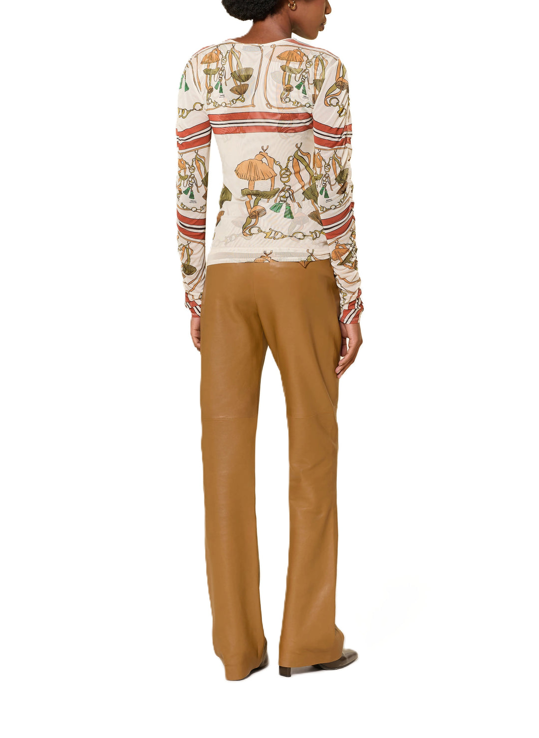 Shirt Dorothee Schumacher WILD FUNGHI shirt in ecru. Schönes Shirt mit abstraktem allover Pilzdruck aus Mesh. Das Shirt hat lange Ärmel und einen anliegenden Schnitt. Daher perfekt zum Drunterziehen geeignet. Die Ärmel sind halbtransparent. Das Shirt hat einen Rundhalsausschnitt und lange Ärmel. Die Qualität ist elastisch