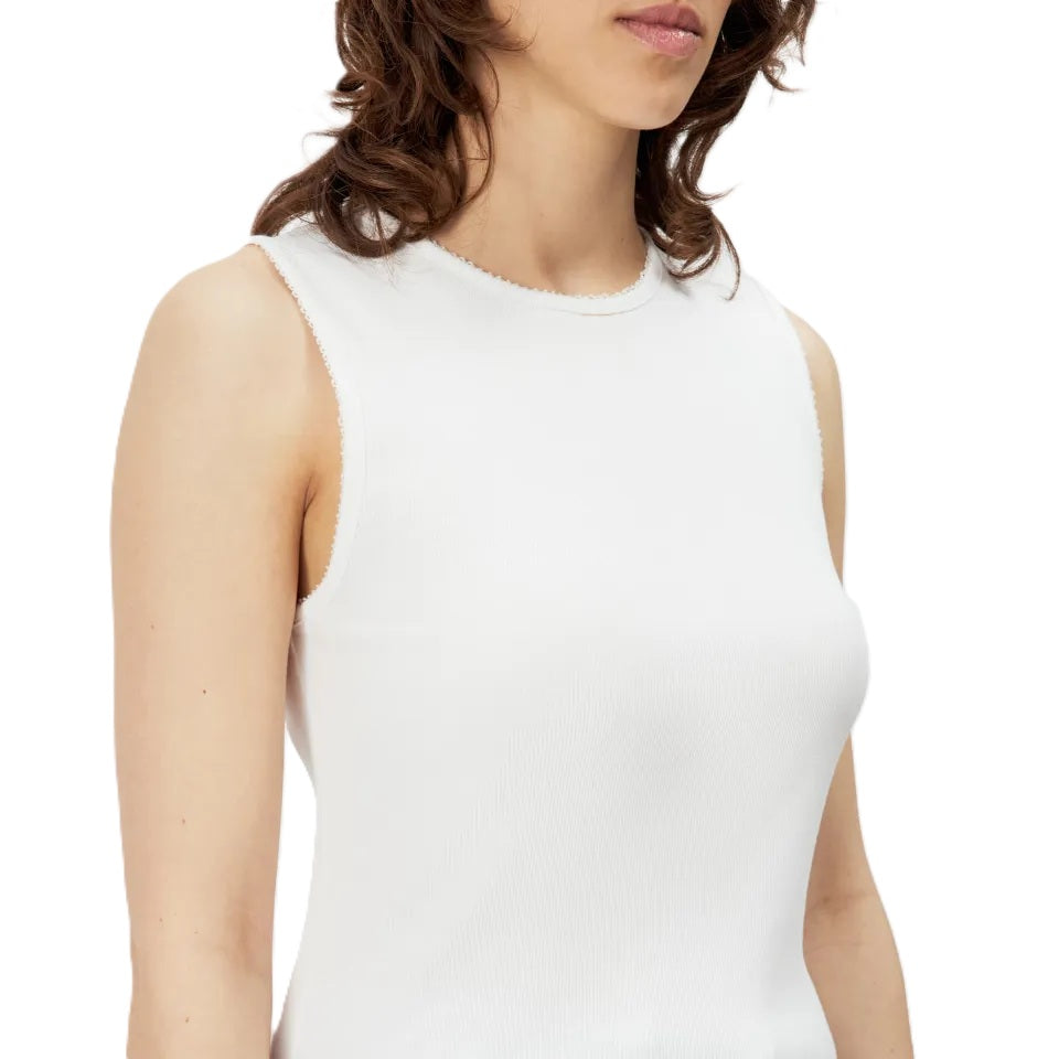 Shirt Drykorn FARIDA 10 in weiß. FARIDA ist ein Slim Fit Top mit geraden und bedeckenden Armlöchern in klassischer Länge mit Rundhalsausschnitt. Besonders sind die speziellen gestickten Abschlüsse am Ausschnitt und den Armlöchern. Der gerippte Jersey aus reiner Baumwolle mit matter Optik und weichem Griff sorgt für ein cleanes Tragegefühl.
