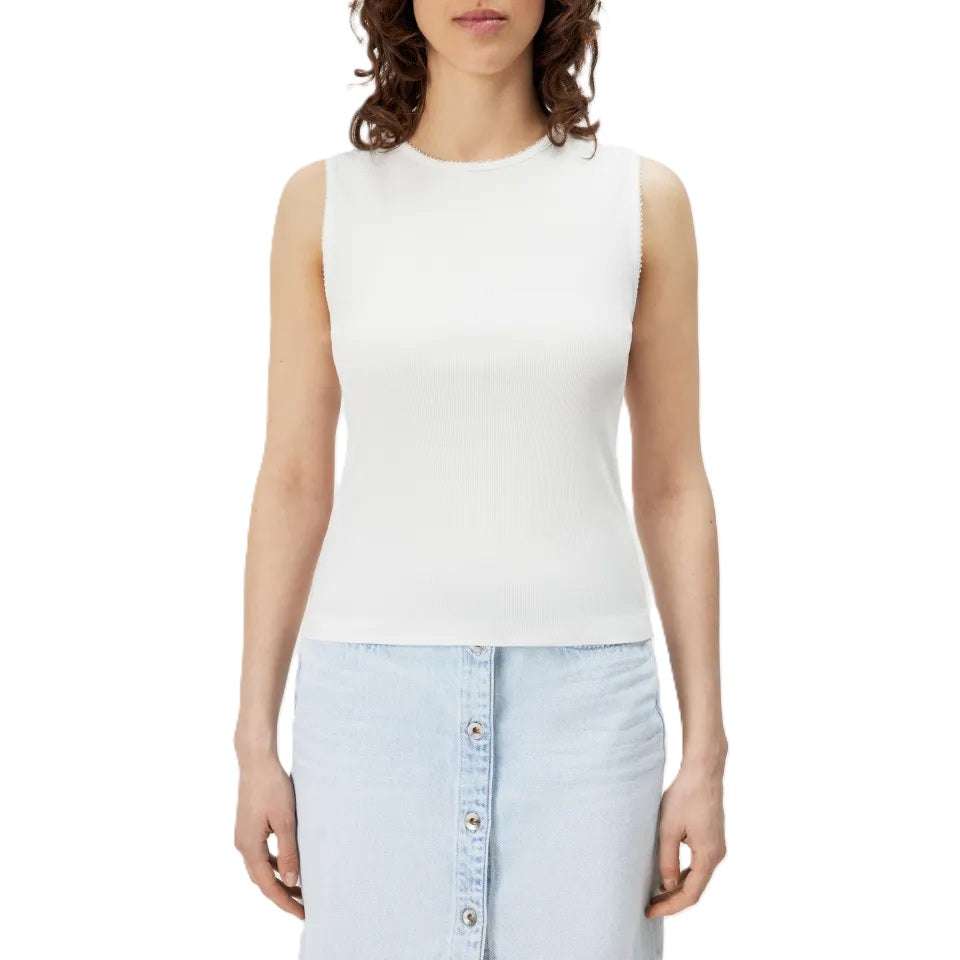 Shirt Drykorn FARIDA 10 in weiß. FARIDA ist ein Slim Fit Top mit geraden und bedeckenden Armlöchern in klassischer Länge mit Rundhalsausschnitt. Besonders sind die speziellen gestickten Abschlüsse am Ausschnitt und den Armlöchern. Der gerippte Jersey aus reiner Baumwolle mit matter Optik und weichem Griff sorgt für ein cleanes Tragegefühl.
