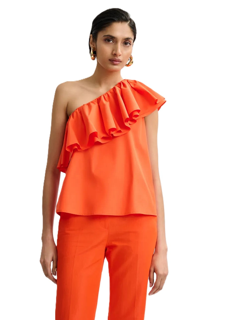 Shirt Essentiel Antwerp JILLIAN ASYMMETRIC RUFFLE TOP in orange. Dieses feminine Oberteil ist aus recyceltem Polyester gefertigt. Zarte Rüschendetails ziehen sich über einen asymmetrischen Ausschnitt und bieten Bewegung und ein dezentes Statement. 