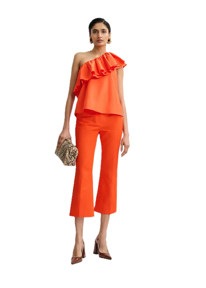 Shirt Essentiel Antwerp JILLIAN ASYMMETRIC RUFFLE TOP in orange. Dieses feminine Oberteil ist aus recyceltem Polyester gefertigt. Zarte Rüschendetails ziehen sich über einen asymmetrischen Ausschnitt und bieten Bewegung und ein dezentes Statement. 