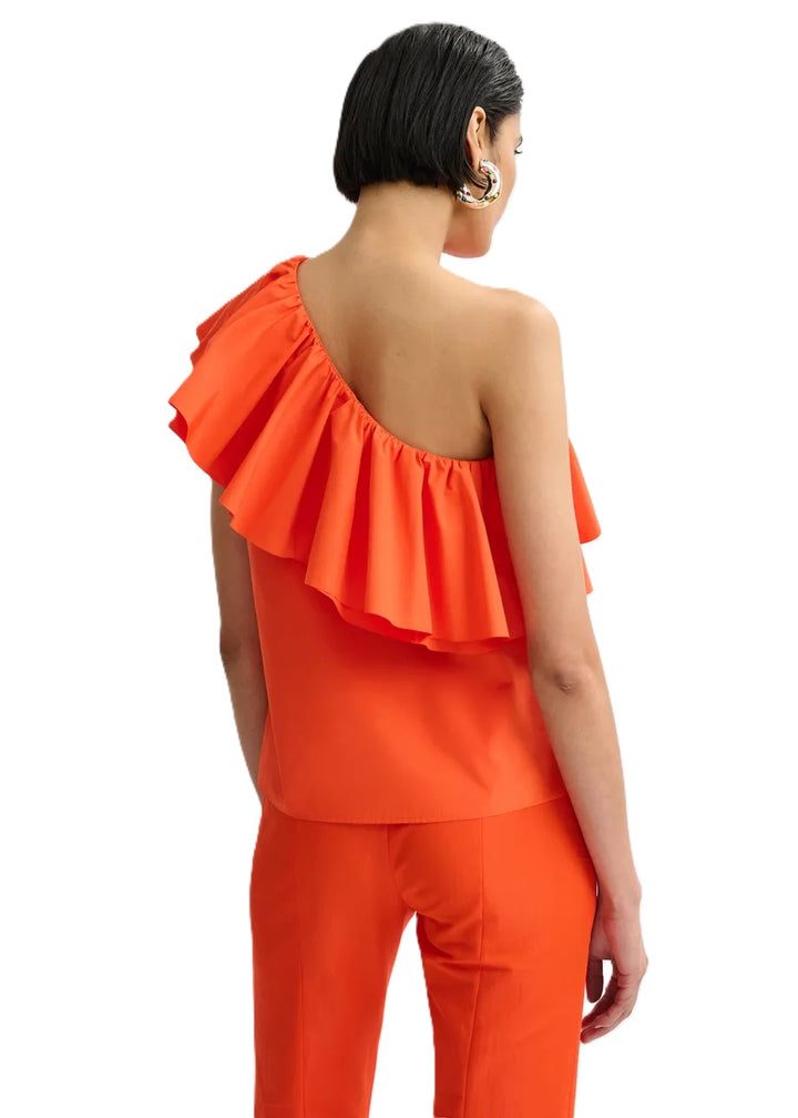 Shirt Essentiel Antwerp JILLIAN ASYMMETRIC RUFFLE TOP in orange. Dieses feminine Oberteil ist aus recyceltem Polyester gefertigt. Zarte Rüschendetails ziehen sich über einen asymmetrischen Ausschnitt und bieten Bewegung und ein dezentes Statement. 