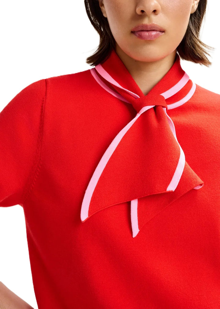 Shirt von Essentiel Antwerp JONDA mit Polokragen und Halsbändchen in rot und pinken Akzenten und kurzen Ärmeln