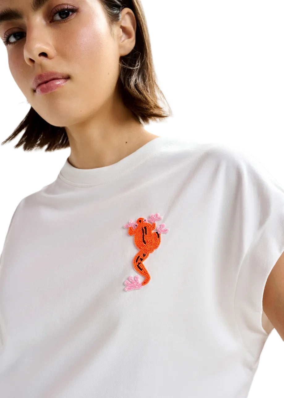 Shirt von Essentiel Antwerp JUNGALA EMBROIDERED T-SHIRT. Mit Ziergecko in Pailletten. Das Shirt hat keine Ärmel und ist weit geschnitten. 