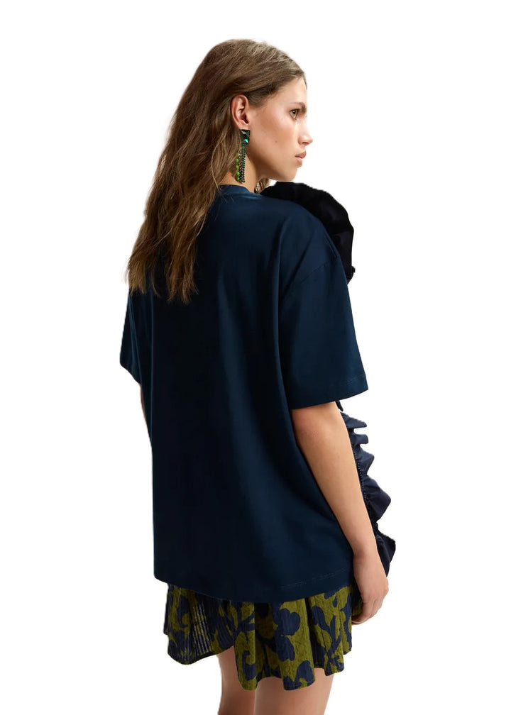 Shirt Essentiel Antwerp Jidole Shirt with Bug in blau. Das T-Shirt ist aus 100% Baumwolle gefertigt und hat eine lässige Silhouette. Eine große und kaskadenförmige Rüsche an der Vorderseite erzeugt eine schöne Blumenrüsche.