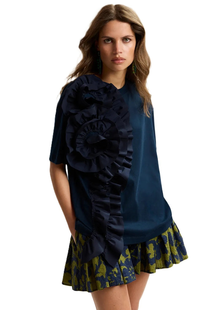 Shirt Essentiel Antwerp Jidole Shirt with Bug in blau. Das T-Shirt ist aus 100% Baumwolle gefertigt und hat eine lässige Silhouette. Eine große und kaskadenförmige Rüsche an der Vorderseite erzeugt eine schöne Blumenrüsche.