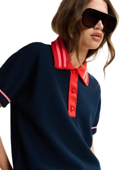 Poloshirt Essentiel Antwerp KONTRAST KNITTED POLO in blau mit pink und roten Akzenten und Spitzendetails am Kragen. Das Polo ist aus Strick und hat Erdbeerknöpfe.