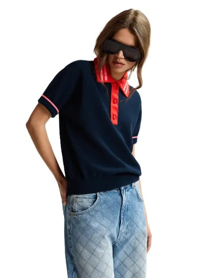 Poloshirt Essentiel Antwerp KONTRAST KNITTED POLO in blau mit pink und roten Akzenten und Spitzendetails am Kragen. Das Polo ist aus Strick und hat Erdbeerknöpfe.
