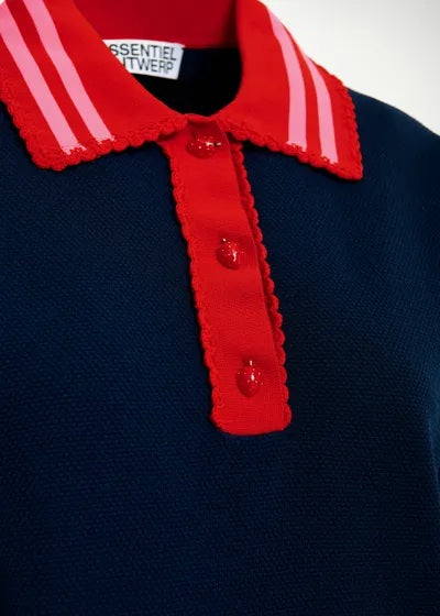 Poloshirt Essentiel Antwerp KONTRAST KNITTED POLO in blau mit pink und roten Akzenten und Spitzendetails am Kragen. Das Polo ist aus Strick und hat Erdbeerknöpfe.
