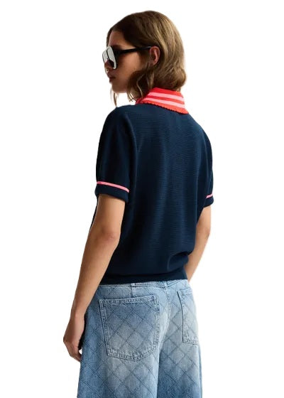 Poloshirt Essentiel Antwerp KONTRAST KNITTED POLO in blau mit pink und roten Akzenten und Spitzendetails am Kragen. Das Polo ist aus Strick und hat Erdbeerknöpfe.
