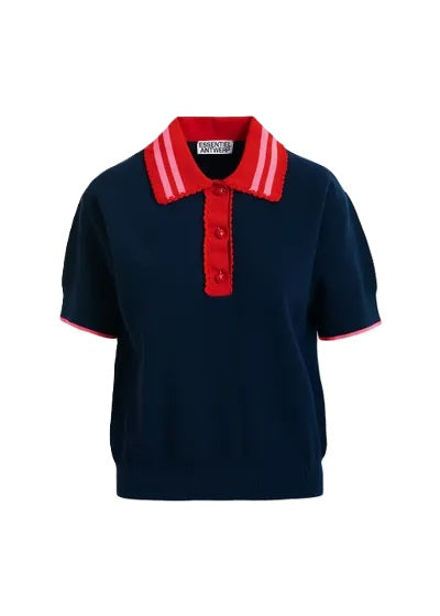 Poloshirt Essentiel Antwerp KONTRAST KNITTED POLO in blau mit pink und roten Akzenten und Spitzendetails am Kragen. Das Polo ist aus Strick und hat Erdbeerknöpfe.