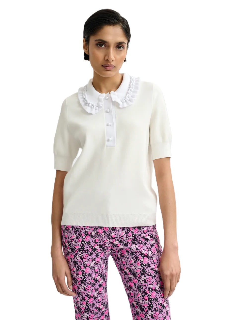 Shirt von Essentiel Antwep mit kurzen Ärmeln und Rüschenkragen mit Perlen in weiß