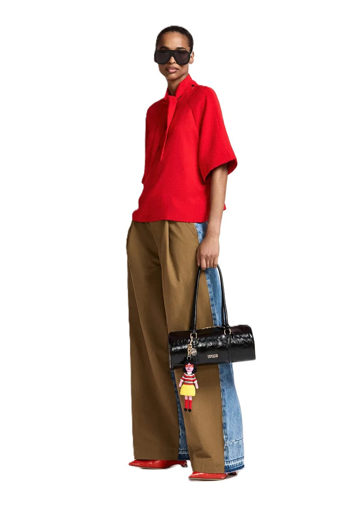Shirt Essentiel Antwerp KASSIE NECK TIE TOP in rot. Das Oberteil ist locker geschnitten und verfügt über Raglanärmel. Der Stoff fällt fließend und leicht. Eine besonders feminine Note bekommt das Shirt durch den Schalkragen, den man flexibel binden kann. Das Modell hat raffinierte Doppelnähte und einen verdeckten Reißverschluss an der Schulter. 