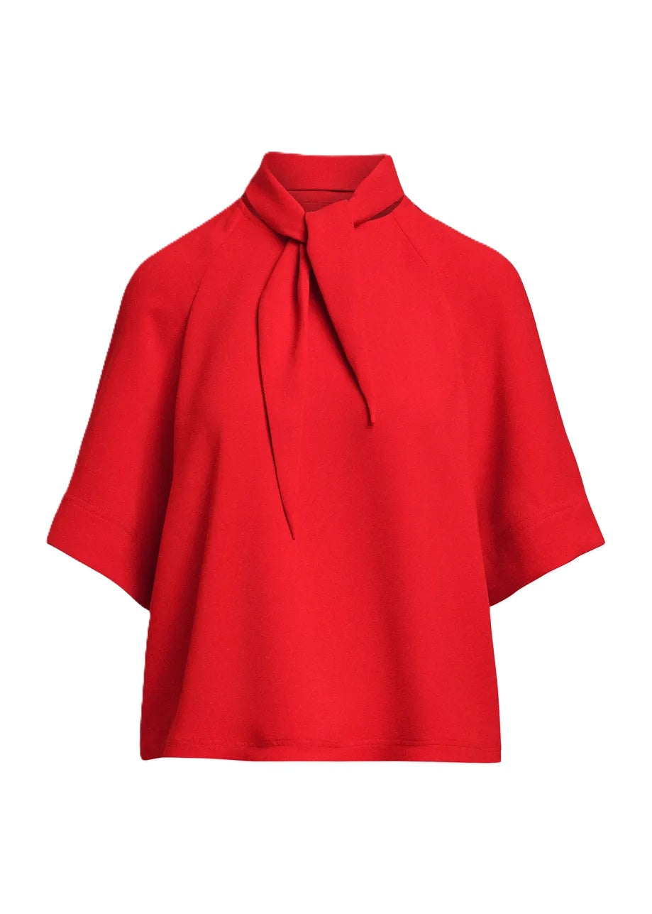 Shirt Essentiel Antwerp KASSIE NECK TIE TOP in rot. Das Oberteil ist locker geschnitten und verfügt über Raglanärmel. Der Stoff fällt fließend und leicht. Eine besonders feminine Note bekommt das Shirt durch den Schalkragen, den man flexibel binden kann. Das Modell hat raffinierte Doppelnähte und einen verdeckten Reißverschluss an der Schulter. 