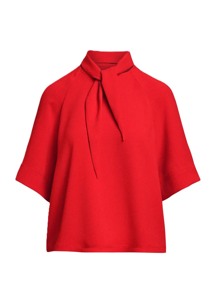 Shirt Essentiel Antwerp KASSIE NECK TIE TOP in rot. Das Oberteil ist locker geschnitten und verfügt über Raglanärmel. Der Stoff fällt fließend und leicht. Eine besonders feminine Note bekommt das Shirt durch den Schalkragen, den man flexibel binden kann. Das Modell hat raffinierte Doppelnähte und einen verdeckten Reißverschluss an der Schulter. 