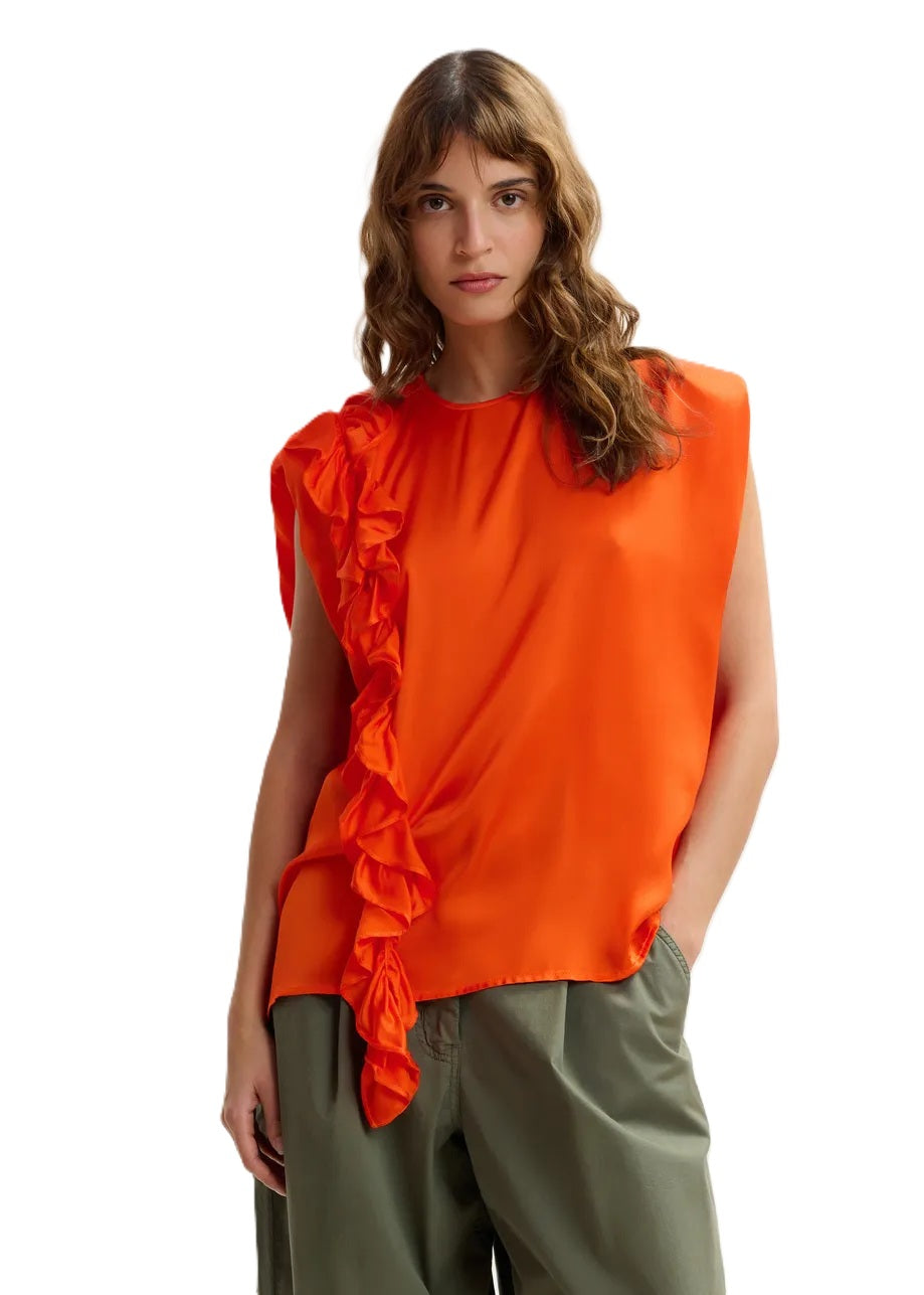 Shirt Essentiel Antwerp JOEY SLEEVELESS TOP in orange. Das ärmellose Oberteil hat eine weite Passform und eine weich strukturierte Silhouette. Der abgerundete Ausschnitt wird durch eine dezente Schulterpolsterung ausgeglichen, während kaskadierende Rüschendetails vorne für zusätzliche Bewegung sorgen.