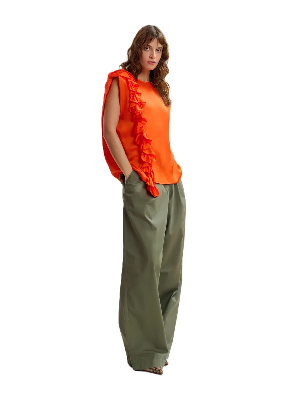 Shirt Essentiel Antwerp JOEY SLEEVELESS TOP in orange. Das ärmellose Oberteil hat eine weite Passform und eine weich strukturierte Silhouette. Der abgerundete Ausschnitt wird durch eine dezente Schulterpolsterung ausgeglichen, während kaskadierende Rüschendetails vorne für zusätzliche Bewegung sorgen.