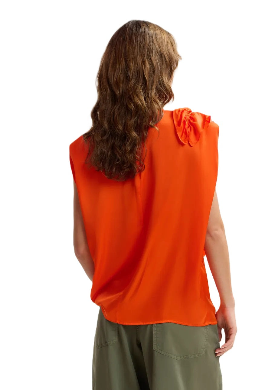 Shirt Essentiel Antwerp JOEY SLEEVELESS TOP in orange. Das ärmellose Oberteil hat eine weite Passform und eine weich strukturierte Silhouette. Der abgerundete Ausschnitt wird durch eine dezente Schulterpolsterung ausgeglichen, während kaskadierende Rüschendetails vorne für zusätzliche Bewegung sorgen.