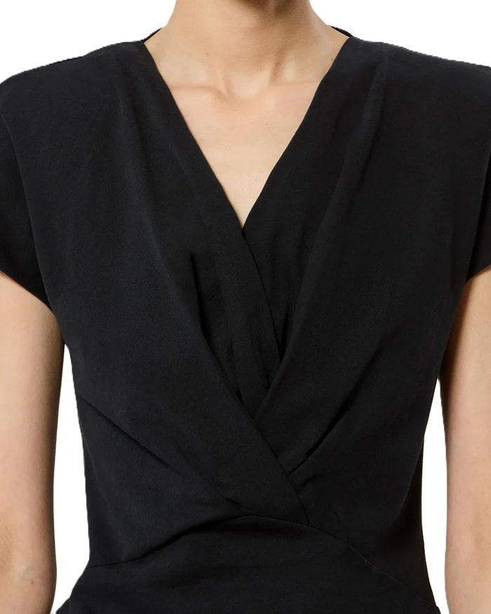 Shirt Isabel Marant Nadrine Tee Shirt in black. Schwarzes drapiertes Shirt aus reinem Baumwolljersey. Das Shirt ist körpernah und klein geschnitten und hat einen schönen V-Ausschnitt. Die Schultern sind betont, die Schulterpolster kann man entfernen. Eine drapierte Wickeloptik auf der Vorderseite.