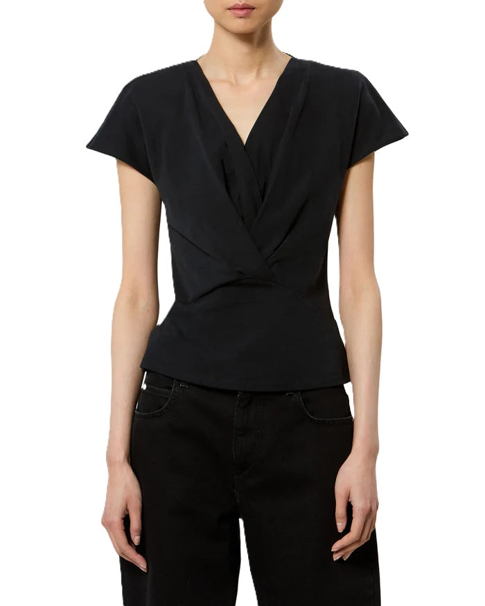 Shirt Isabel Marant Nadrine Tee Shirt in black. Schwarzes drapiertes Shirt aus reinem Baumwolljersey. Das Shirt ist körpernah und klein geschnitten und hat einen schönen V-Ausschnitt. Die Schultern sind betont, die Schulterpolster kann man entfernen. Eine drapierte Wickeloptik auf der Vorderseite.