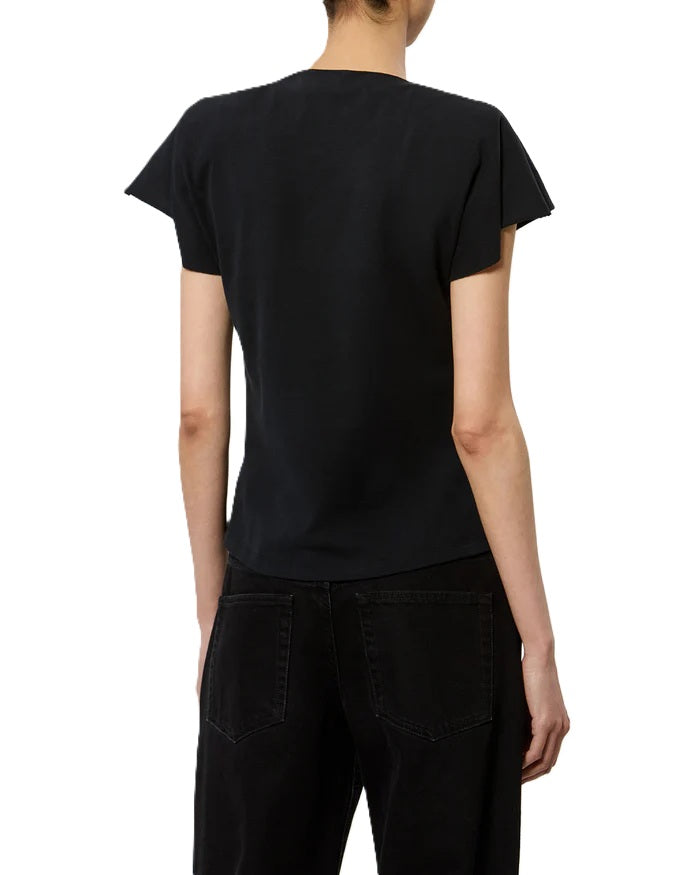 Shirt Isabel Marant Nadrine Tee Shirt in black. Schwarzes drapiertes Shirt aus reinem Baumwolljersey. Das Shirt ist körpernah und klein geschnitten und hat einen schönen V-Ausschnitt. Die Schultern sind betont, die Schulterpolster kann man entfernen. Eine drapierte Wickeloptik auf der Vorderseite.