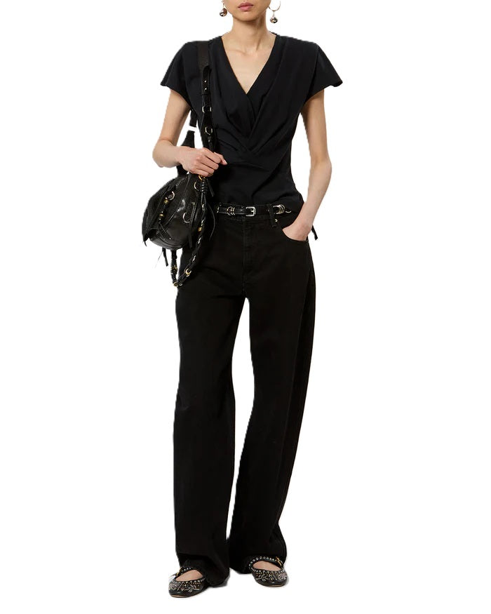 Shirt Isabel Marant Nadrine Tee Shirt in black. Schwarzes drapiertes Shirt aus reinem Baumwolljersey. Das Shirt ist körpernah und klein geschnitten und hat einen schönen V-Ausschnitt. Die Schultern sind betont, die Schulterpolster kann man entfernen. Eine drapierte Wickeloptik auf der Vorderseite.