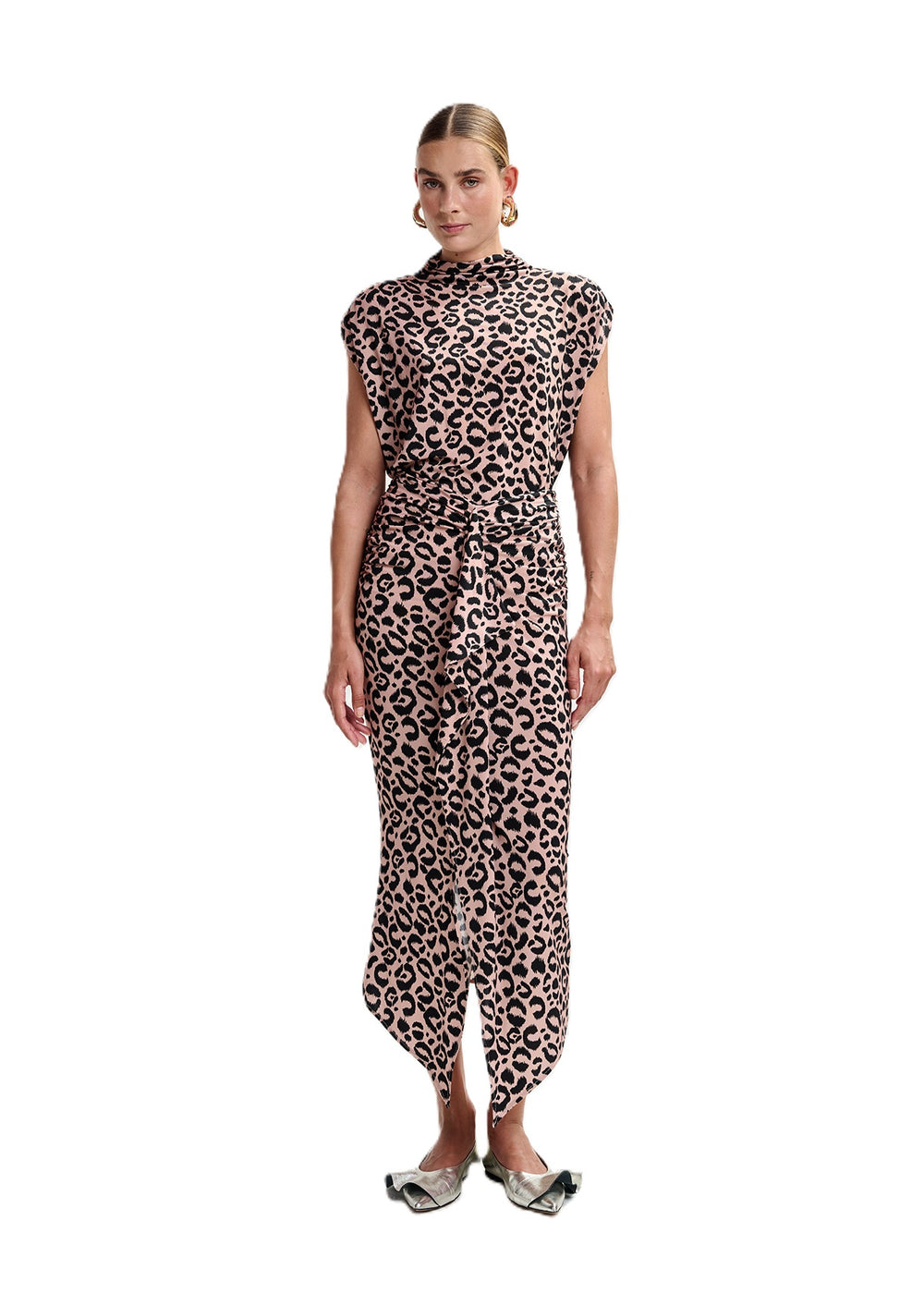 Shirt von Essentiel Antwerp JUMPE PRINTED JERSEY TO. Das Shirt hat einen Leoprint und überschnittene Ärmel mit Stehkragen. Die Form ist anliegend. 