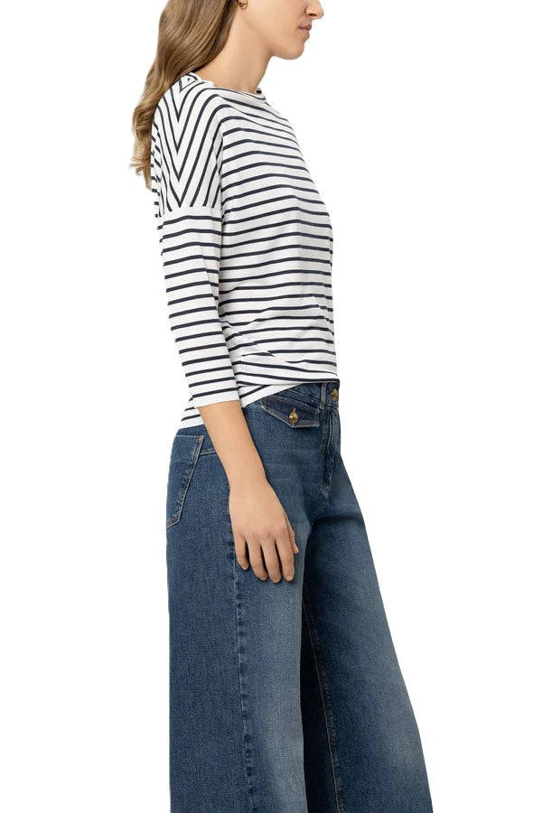 Shirt von Luisa Cerano mit Ringeln. Shirt mit Rippdetails in blau und weiß mit U-Boot Ausschnitt und überschnittener Schulter. 
