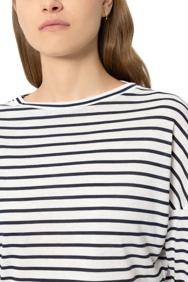Shirt von Luisa Cerano mit Ringeln. Shirt mit Rippdetails in blau und weiß mit U-Boot Ausschnitt und überschnittener Schulter. 