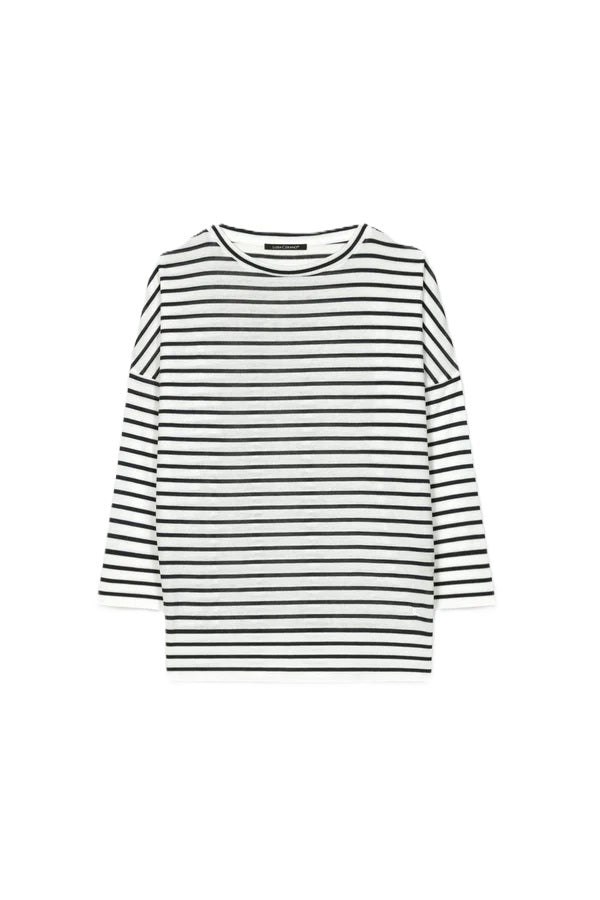 Shirt von Luisa Cerano mit Ringeln. Shirt mit Rippdetails in blau und weiß mit U-Boot Ausschnitt und überschnittener Schulter. 