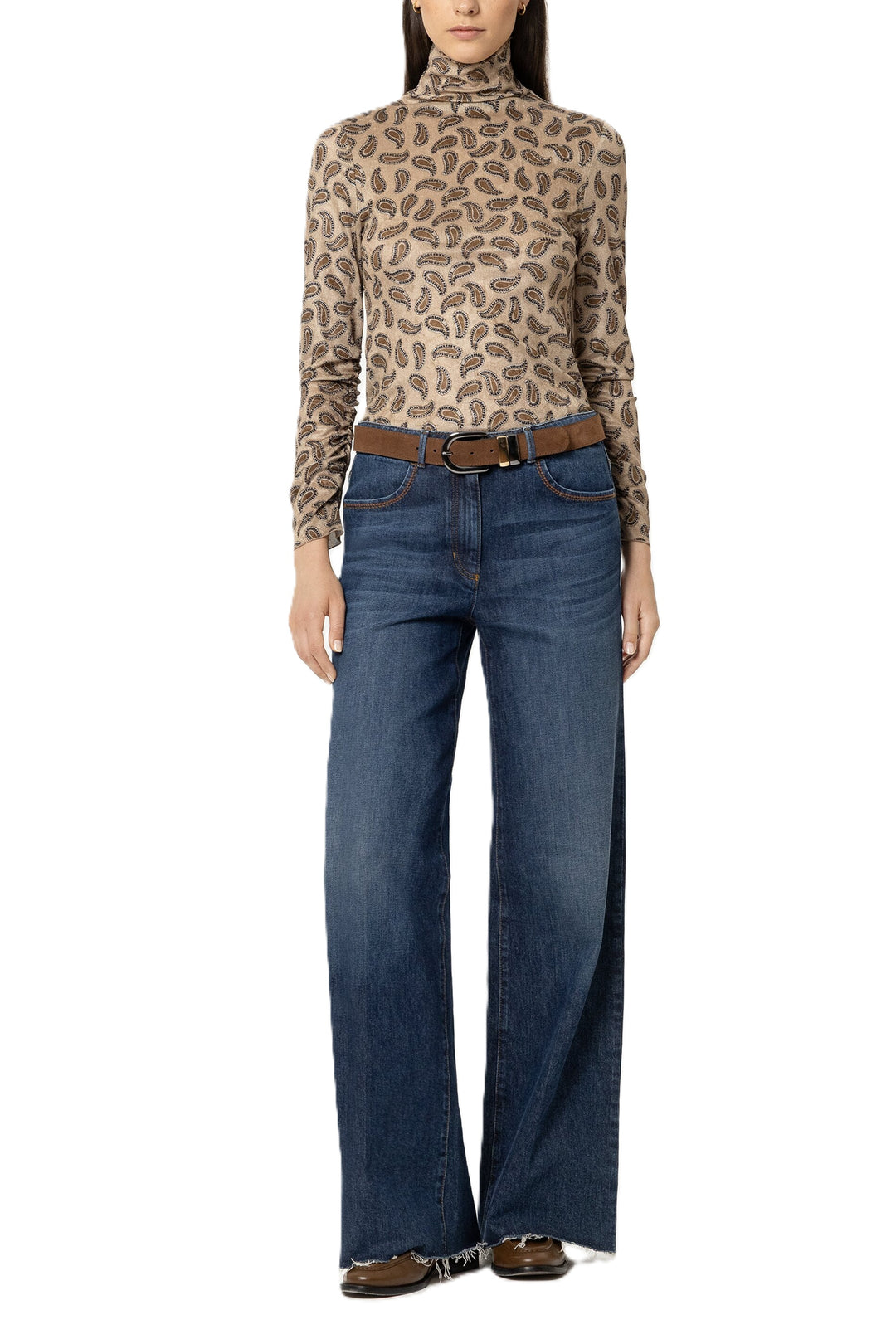 Shirt Luisa Cerano in Soft Caramel. Langärmlige Shirt in feiner Samt-Optik mit dekorativen Allover-Ornamental-Print. Angeschnittene Kragen, feine Babylock-Kanten und geraffte Ärmelabschlüsse.