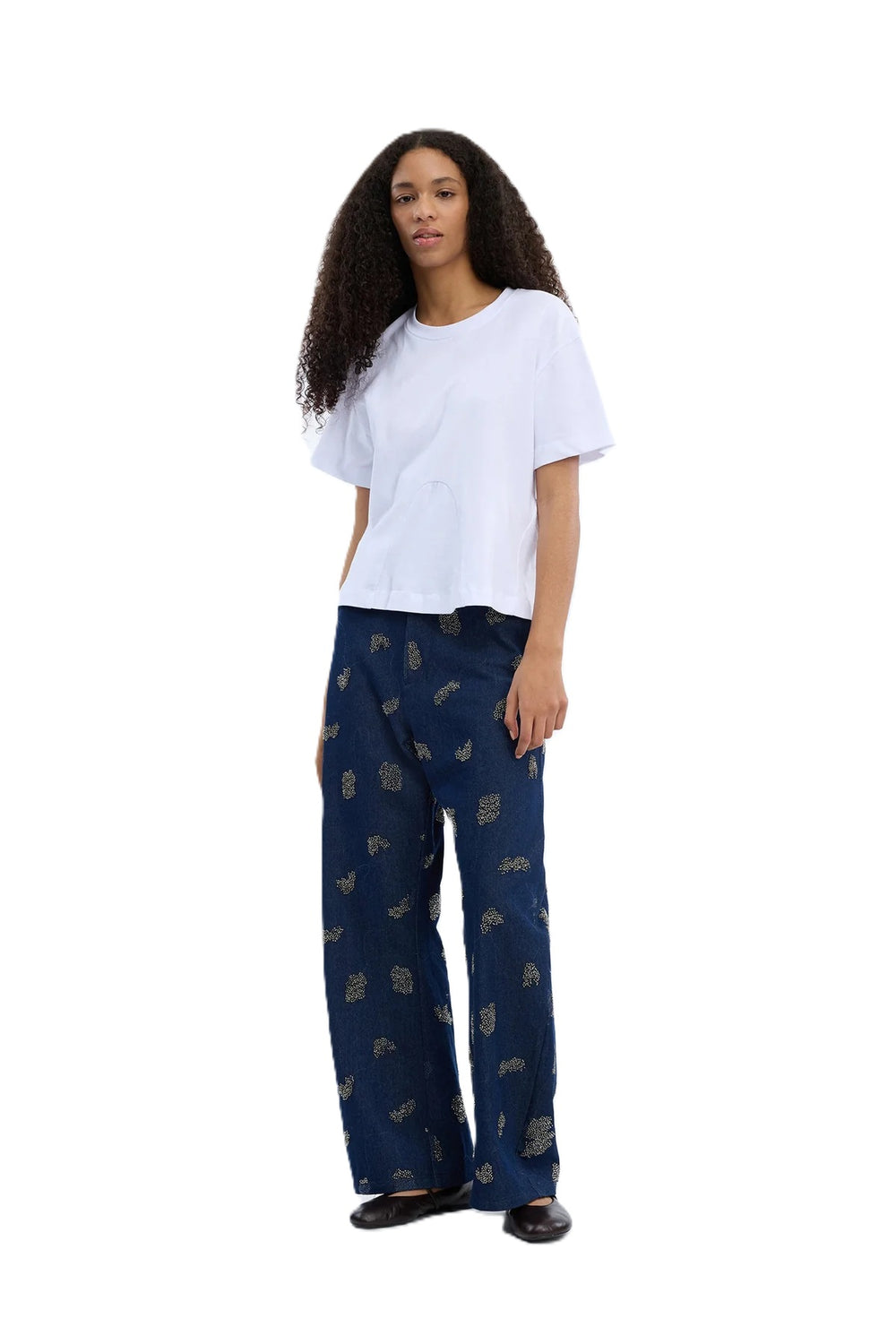 Shirt Munthe VUPITER in weiß. T-Shirt mit regulärer Passform und Rundhalsausschnitt. Das Design verfügt über kurze Ärmel und einen dezenten Peplum-Saum.