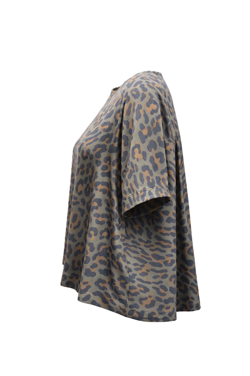 Shirt von Narli. Lässiges Seidenoberteil mit Leoprint. Das Shirt hat einen Rundhalsausschnitt und kurze Ärmel. Es ist auf der Rückseite in Falten gelegt und etwas länger geschnitten. Das Shirt besteht aus Seide mit Leoprint in kaki und braun. 