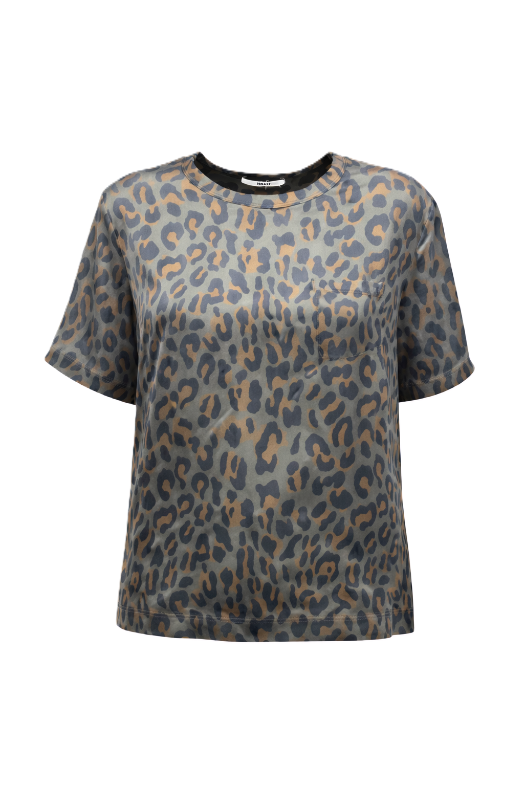 Shirt von Narli. Lässiges Seidenoberteil mit Leoprint. Das Shirt hat einen Rundhalsausschnitt und kurze Ärmel. Es ist auf der Rückseite in Falten gelegt und etwas länger geschnitten. Das Shirt besteht aus Seide mit Leoprint in kaki und braun. 