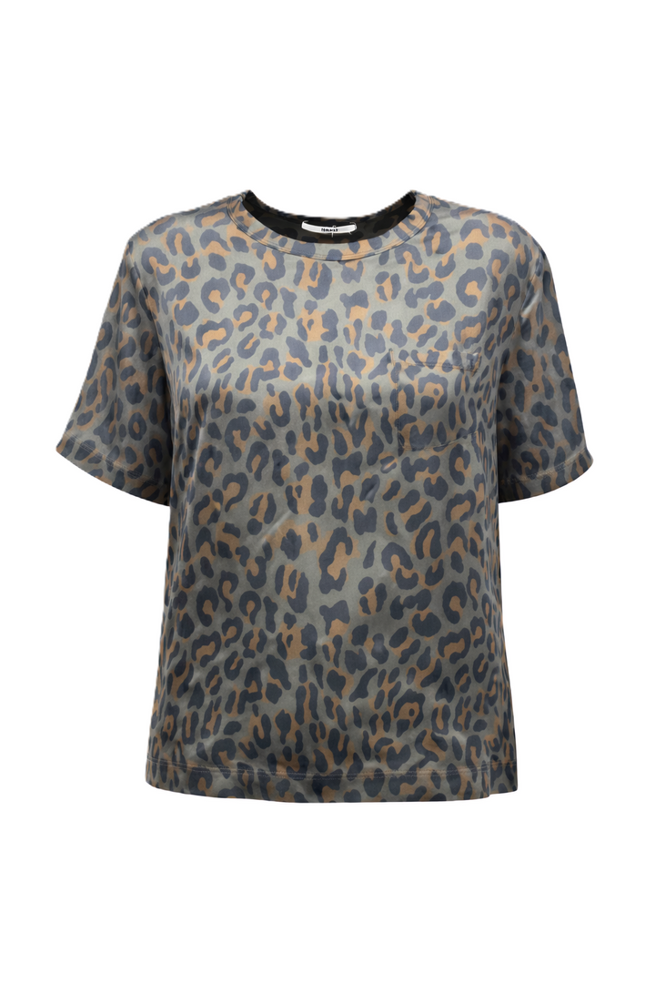 Shirt von Narli. Lässiges Seidenoberteil mit Leoprint. Das Shirt hat einen Rundhalsausschnitt und kurze Ärmel. Es ist auf der Rückseite in Falten gelegt und etwas länger geschnitten. Das Shirt besteht aus Seide mit Leoprint in kaki und braun. 