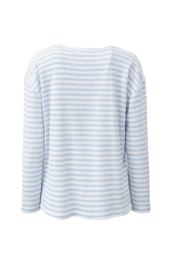 Shirt Narli. Schönes Baumwollshirt mit helblau/weißem Streifen. Das Shirt hat einen langen Ärmel und einen V-Ausschnitt. Man kann es einzeln tragen, oder auch als Unterzieher unter eine Bluse. Es fällt größengerecht aus.