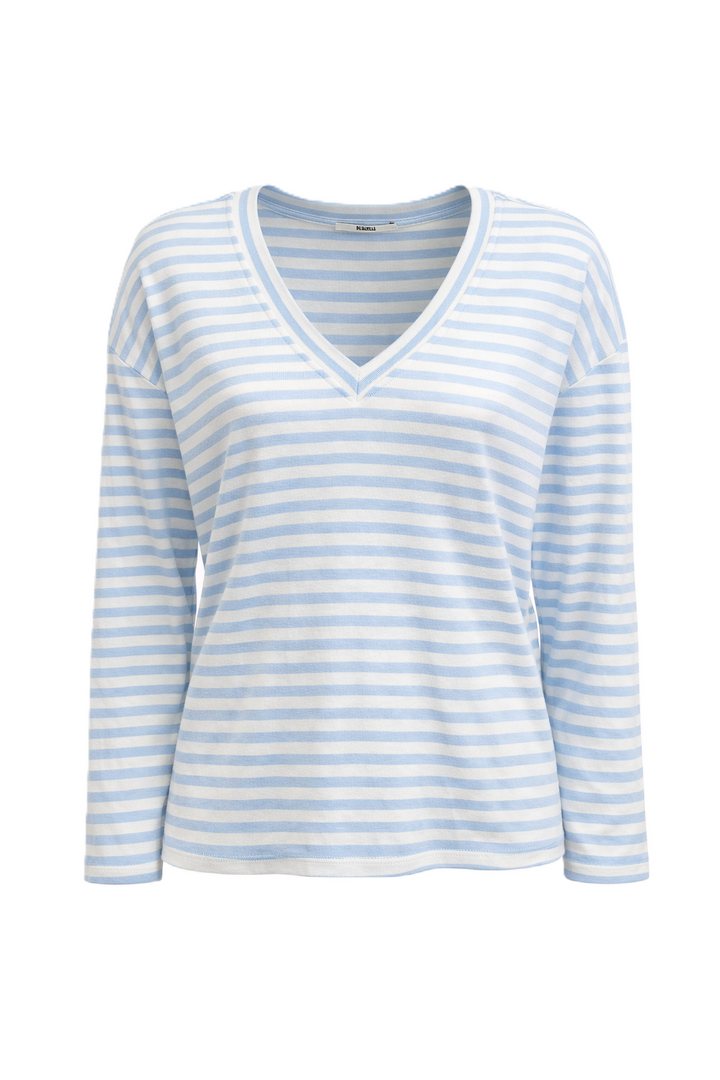 Shirt Narli. Schönes Baumwollshirt mit helblau/weißem Streifen. Das Shirt hat einen langen Ärmel und einen V-Ausschnitt. Man kann es einzeln tragen, oder auch als Unterzieher unter eine Bluse. Es fällt größengerecht aus.