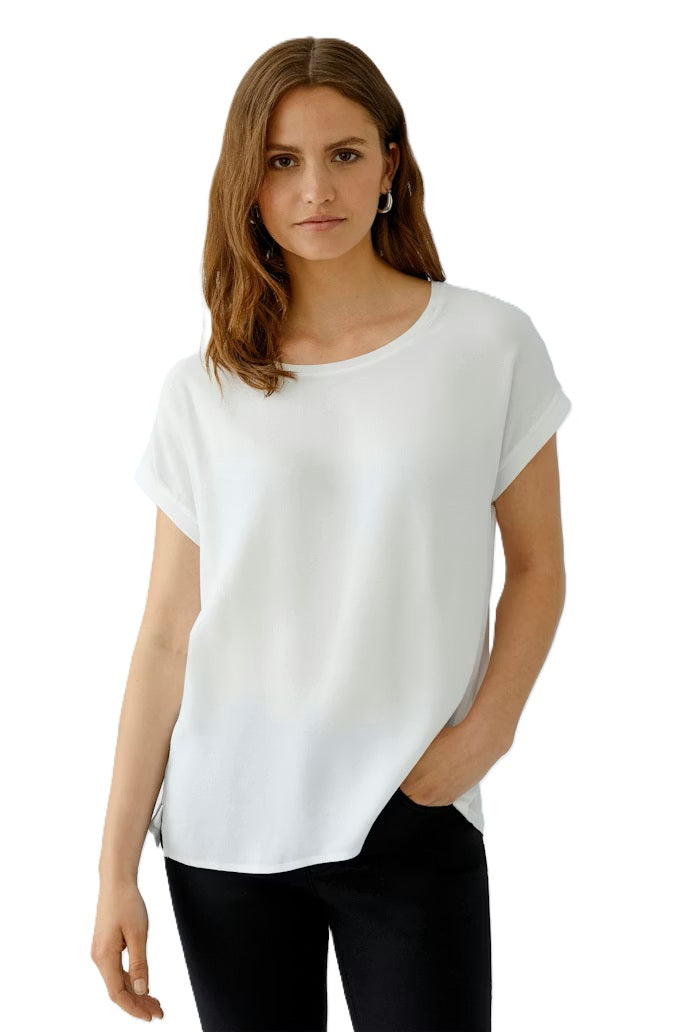 Shirt von Oui Ayano in cloud dancer. Das Shirt ist größer geschnitten, hat einen Rundhalsausschnitt und überschnittene Schultern. 