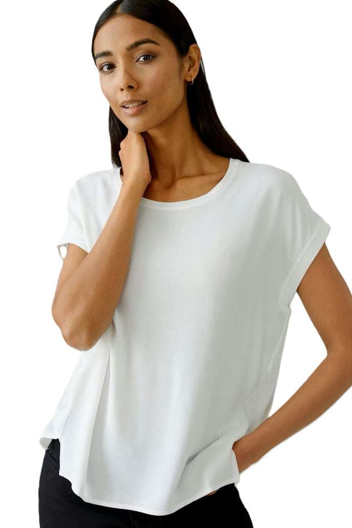 Shirt von Oui Ayano in cloud dancer. Das Shirt ist größer geschnitten, hat einen Rundhalsausschnitt und überschnittene Schultern. 